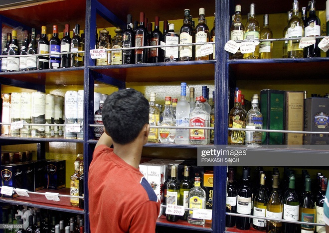 Singapore, UAE phat nang, bo tu nguoi uong ruou bia noi cong cong hinh anh 2 gettyimages_75461953_2048x2048.jpg