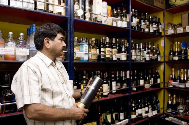 Singapore, UAE phat nang, bo tu nguoi uong ruou bia noi cong cong hinh anh 6 liqour_kP7C_621x414_LiveMint.jpg