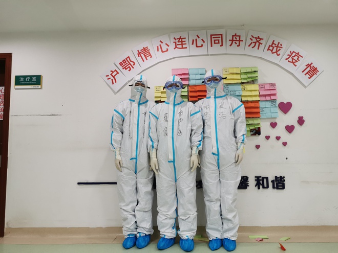 Bac si Vu Han mat han khau trang, dau cao troc vi chong dich corona hinh anh 5 991.jpg