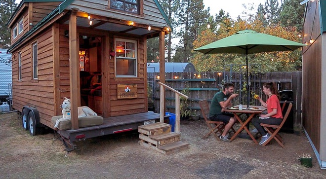 vo chong song trong nha 12 m2 anh 1