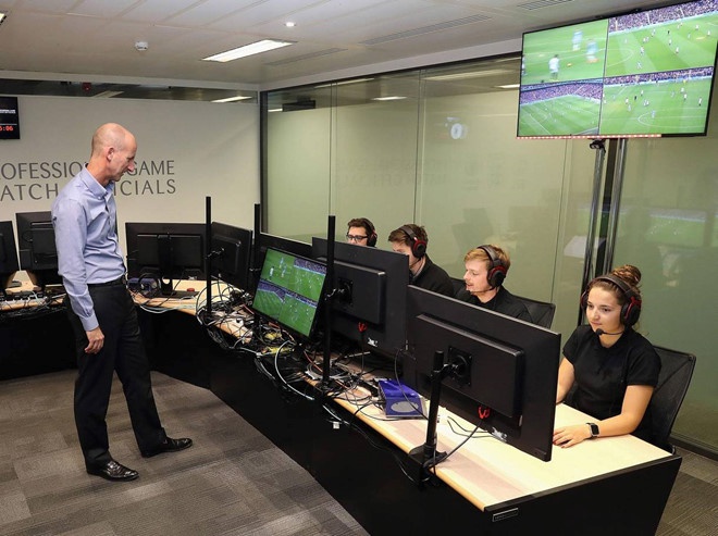 Cong nghe VAR ra mat chau A o tran dau qua cam cua Viet Nam hinh anh 2