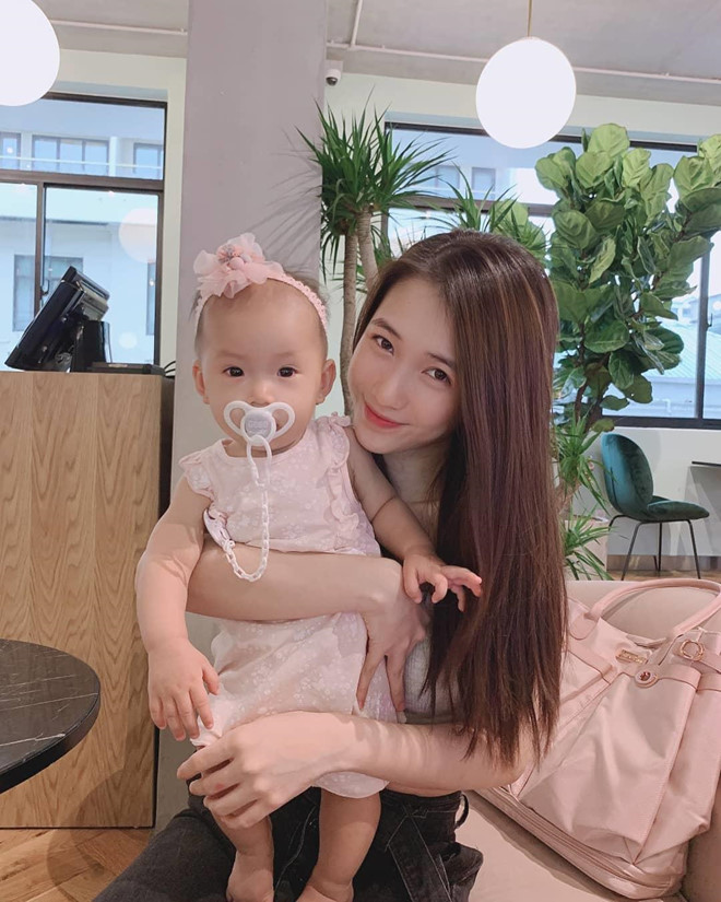 Nhung hot girl ao dai, gai xinh 'mat moc' noi len tu le khai giang hinh anh 3