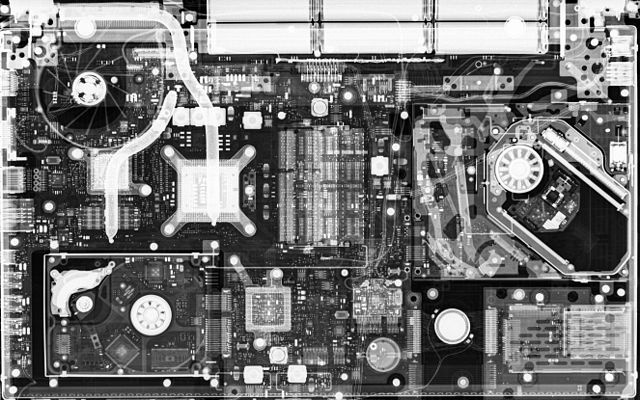 Soi hanh ly o san bay co gay hai smartphone, laptop? hinh anh 3