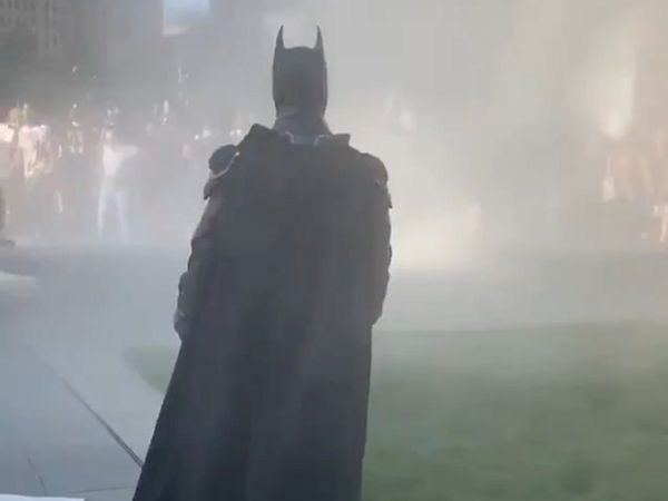 'Batman' xuat hien giua bieu tinh My hinh anh 1 BATS.jpg