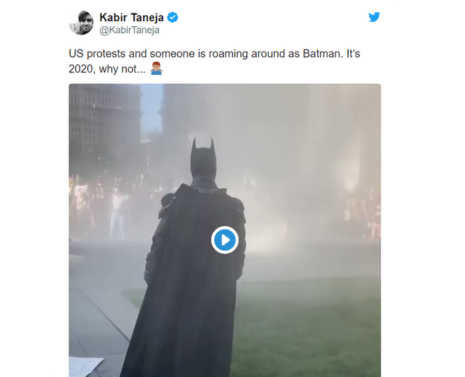 'Batman' xuat hien giua bieu tinh My hinh anh 2 Untitled.png