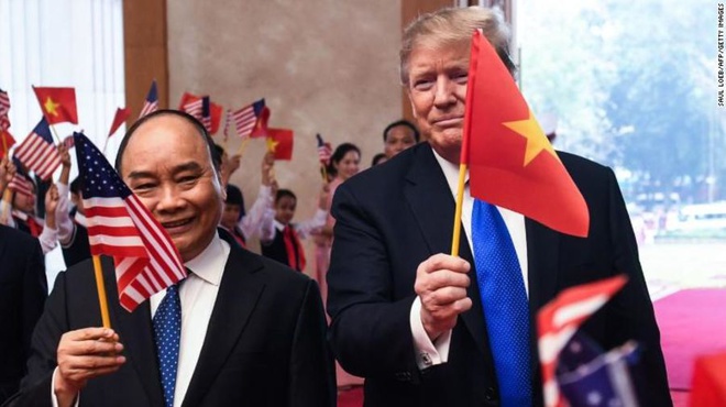 Hanh dong bat ngo cua TT Trump khi gap Thu tuong hinh anh 4