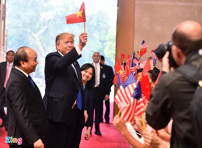 Hanh dong bat ngo cua TT Trump khi gap Thu tuong hinh anh 3