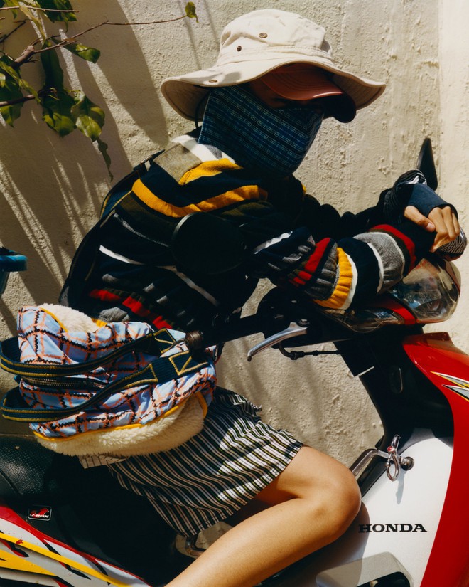 Bo anh xe om Viet Nam dien quan ao hang hieu gia nghin do ra pho hinh anh 1