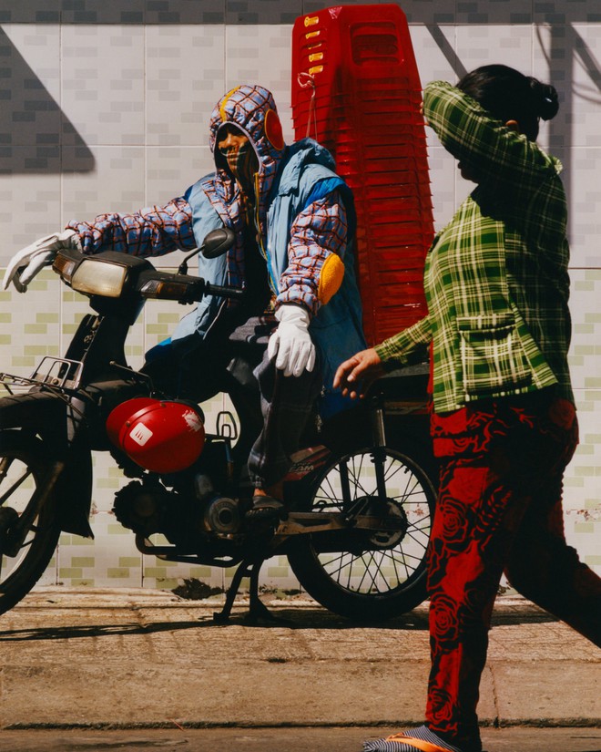 Bo anh xe om Viet Nam dien quan ao hang hieu gia nghin do ra pho hinh anh 2