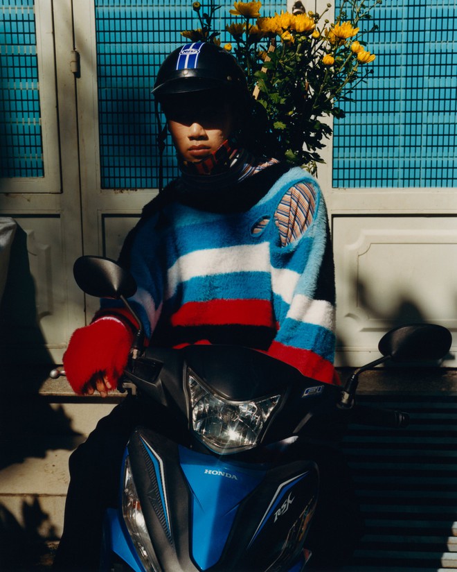 Bo anh xe om Viet Nam dien quan ao hang hieu gia nghin do ra pho hinh anh 3