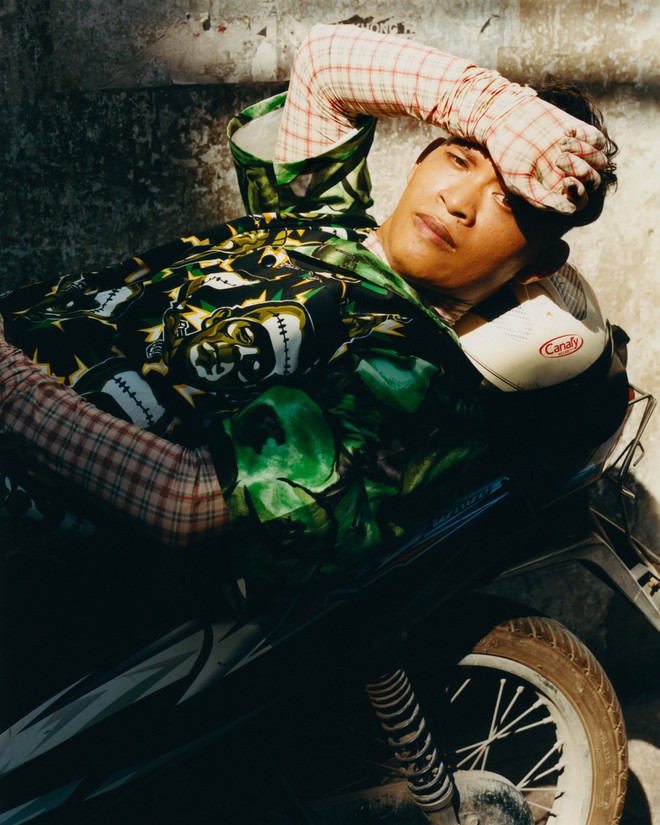 Bo anh xe om Viet Nam dien quan ao hang hieu gia nghin do ra pho hinh anh 6