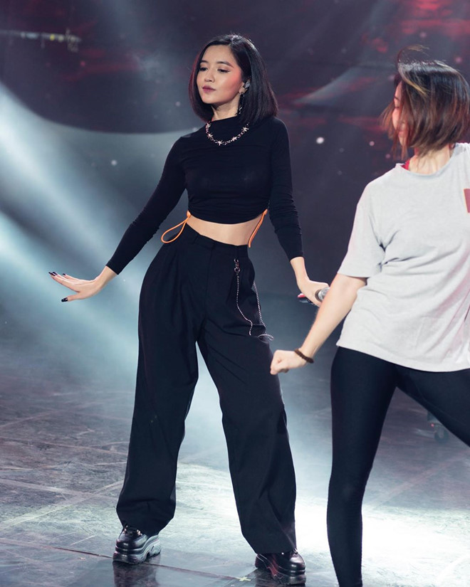Bich Phuong chuong ao crop top, vay cup nguc khoe duong cong co the hinh anh 2
