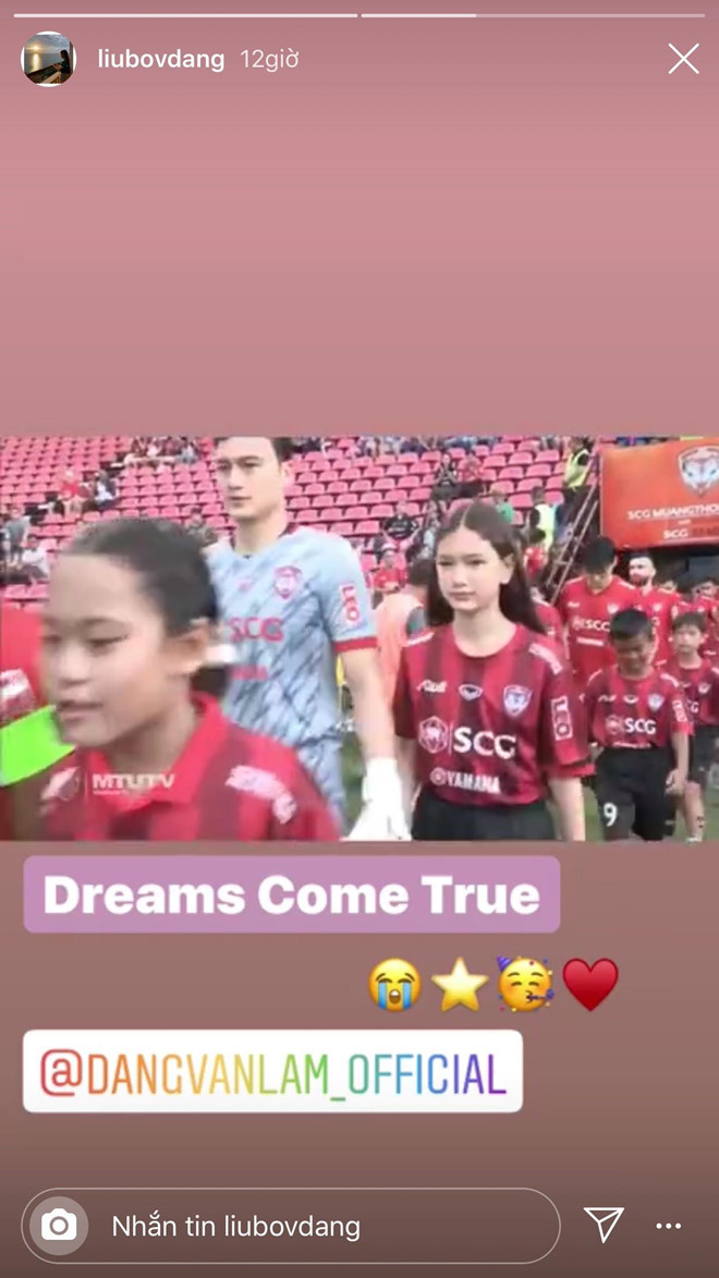 Em gai Van Lam nam tay anh ra san trong trong tran dau cua Muangthong hinh anh 1