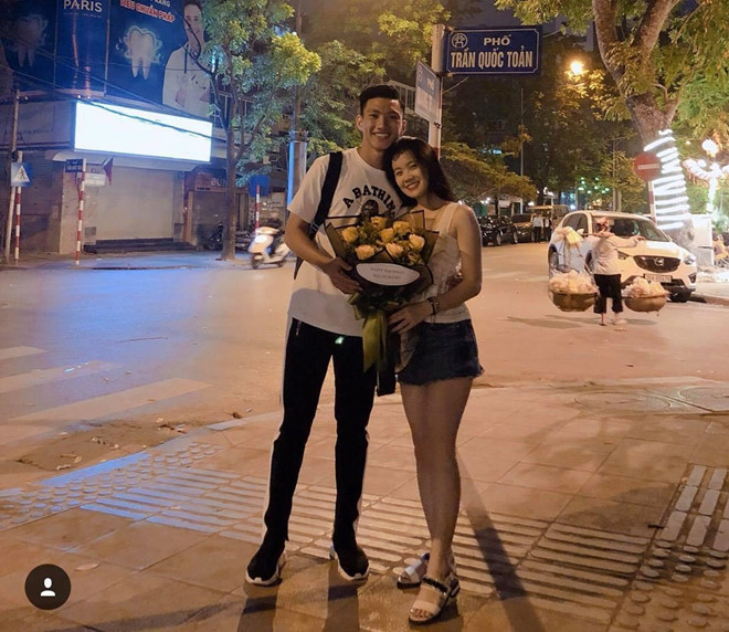 Van Hau va ban gai yeu kin tieng, hiem khi khoe anh, noi loi ngot ngao hinh anh 2