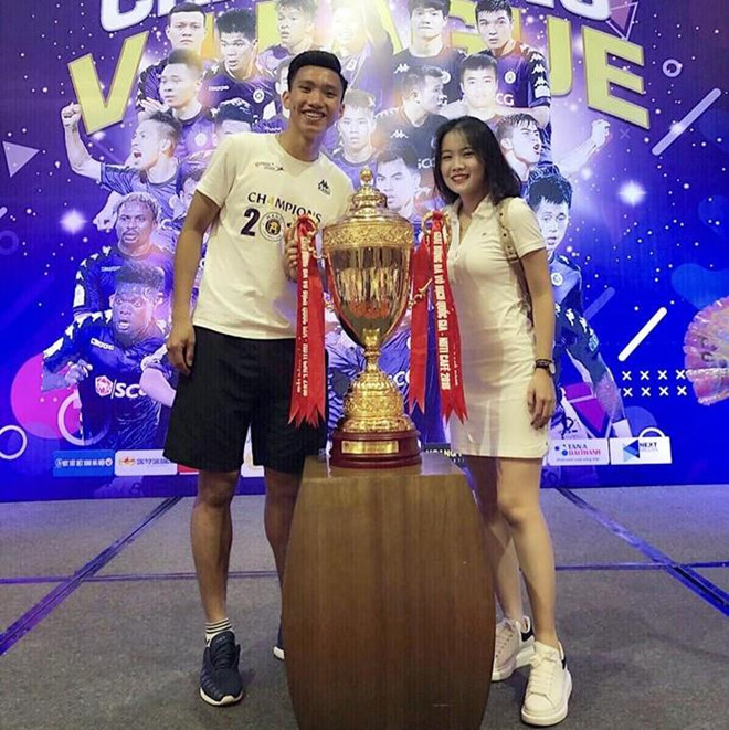 Van Hau va ban gai yeu kin tieng, hiem khi khoe anh, noi loi ngot ngao hinh anh 7