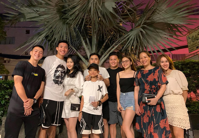 Van Hau va ban gai yeu kin tieng, hiem khi khoe anh, noi loi ngot ngao hinh anh 6