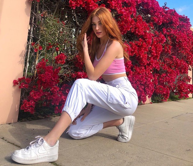 Co gai My co mau toc do tu nhien trong 2% dan so the gioi hinh anh 1