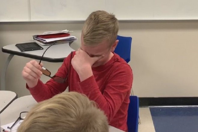 Cau be mu mau bat khoc khi lan dau nhin duoc the gioi sac mau hinh anh 1