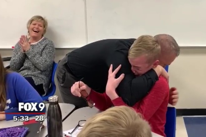 Cau be mu mau bat khoc khi lan dau nhin duoc the gioi sac mau hinh anh 2