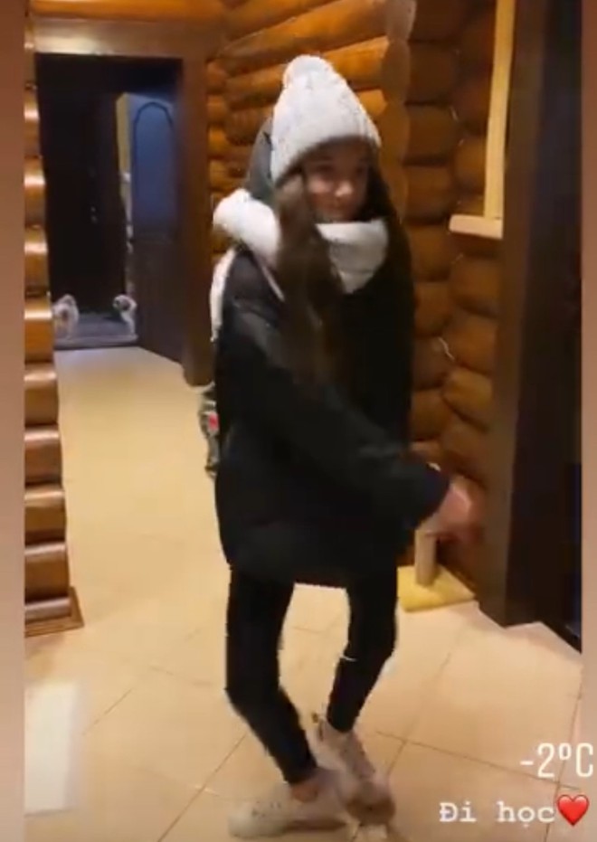 Van Lam lien tuc khoe anh nguoi than, uu ai nhat em gai ut hinh anh 1