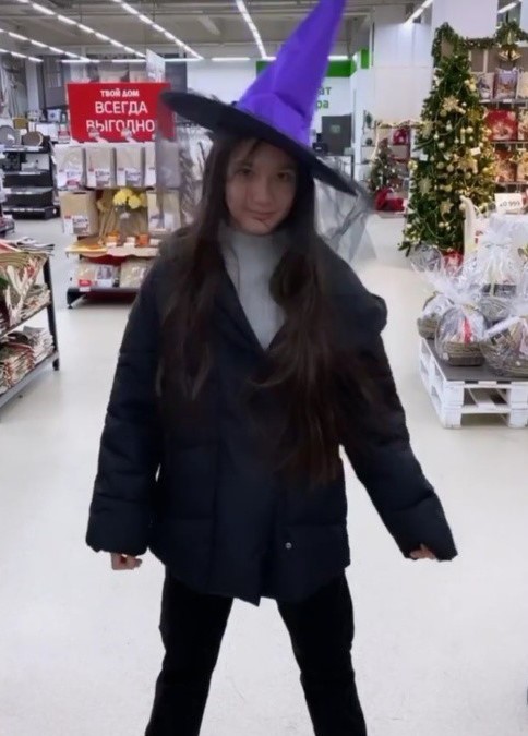 Van Lam lien tuc khoe anh nguoi than, uu ai nhat em gai ut hinh anh 3