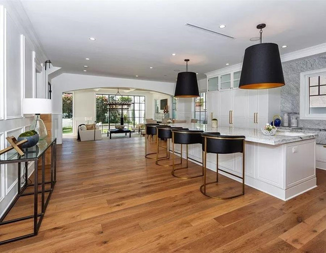 Co gi o biet thu sang trong cua 'qua bom sex' Margot Robbie hinh anh 6