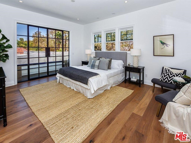 Co gi o biet thu sang trong cua 'qua bom sex' Margot Robbie hinh anh 9