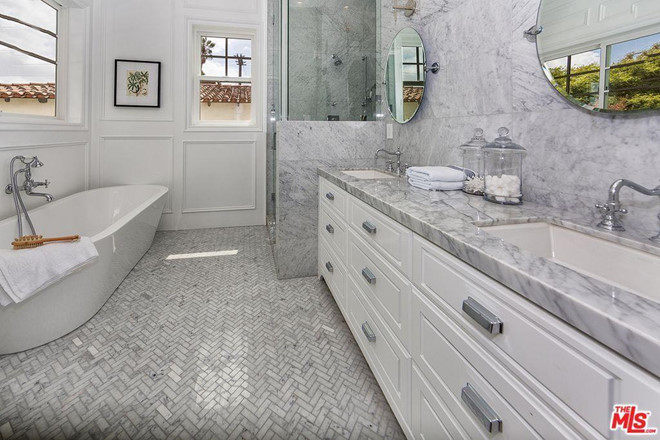 Co gi o biet thu sang trong cua 'qua bom sex' Margot Robbie hinh anh 10