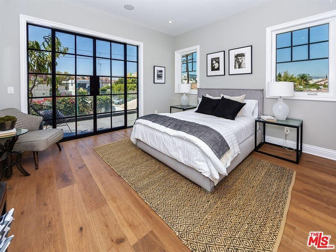 Co gi o biet thu sang trong cua 'qua bom sex' Margot Robbie hinh anh 8