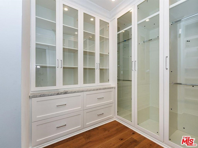 Co gi o biet thu sang trong cua 'qua bom sex' Margot Robbie hinh anh 11