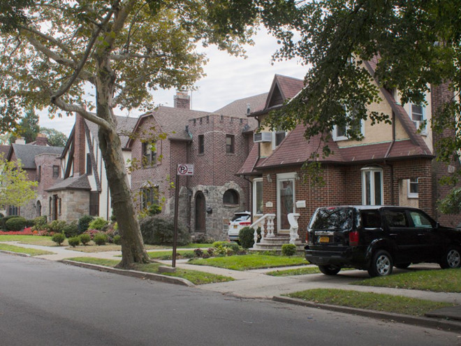 Co gi o ngoi nha tho au duoc ban dau gia cua ong Trump? hinh anh 2