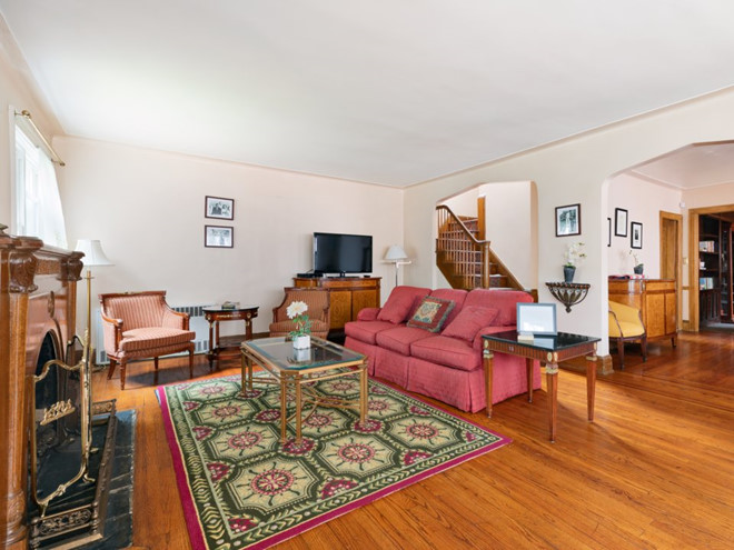 Co gi o ngoi nha tho au duoc ban dau gia cua ong Trump? hinh anh 5