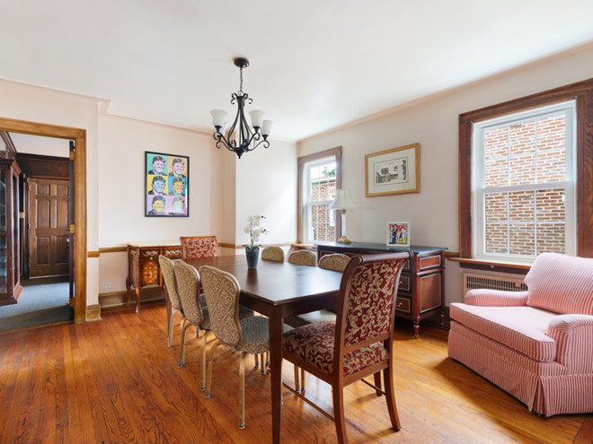 Co gi o ngoi nha tho au duoc ban dau gia cua ong Trump? hinh anh 13