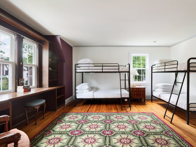 Co gi o ngoi nha tho au duoc ban dau gia cua ong Trump? hinh anh 8