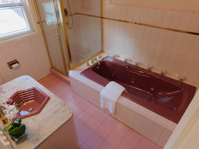 Co gi o ngoi nha tho au duoc ban dau gia cua ong Trump? hinh anh 10