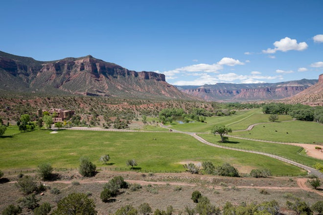 Ben trong trang trai 279 trieu USD co hoa thach phan khung long hinh anh 2