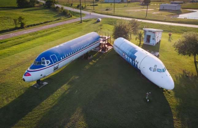 Nhung ngoi nha doc dao duoc che tao tu may bay, tau hoa hinh anh 1