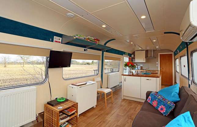 Nhung ngoi nha doc dao duoc che tao tu may bay, tau hoa hinh anh 12