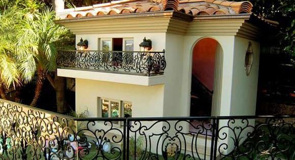 Nhung tien nghi sang chanh trong biet thu cua cac ty phu, ngoi sao hinh anh 5 paris-hilton-dog-mansion.jpg.600x315_q90_crop-smart.jpg