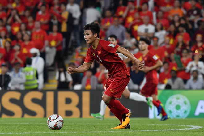 BLV chau A soc truoc pha da phat cua Quang Hai hinh anh 2