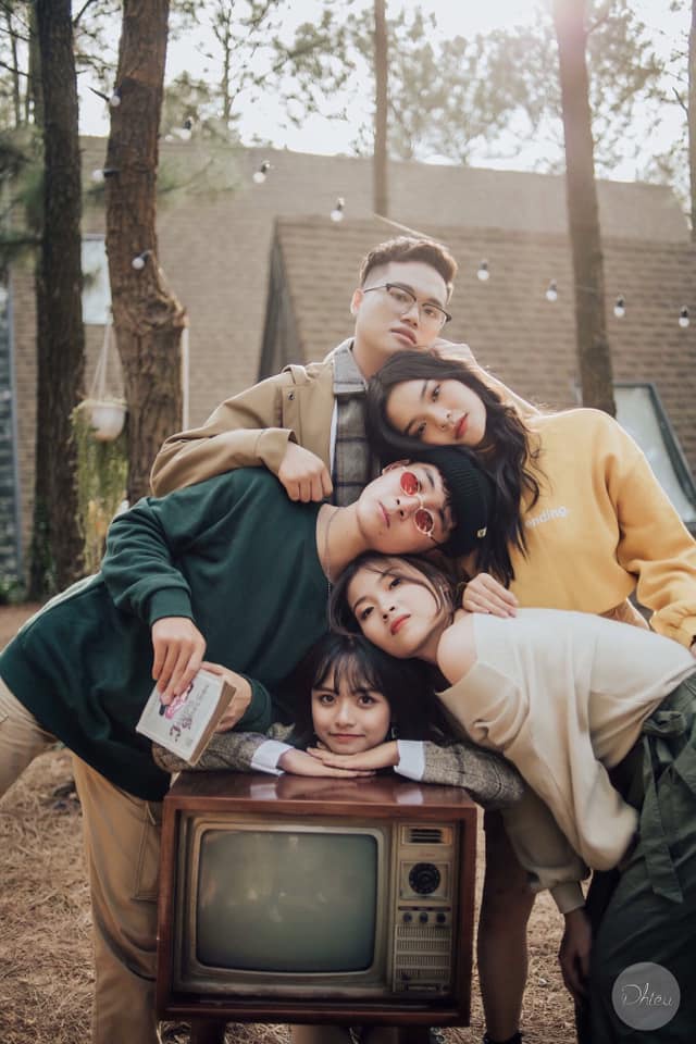 Gioi tre Viet ro trao luu gac dau len nhau chup anh nhom hai huoc hinh anh 5