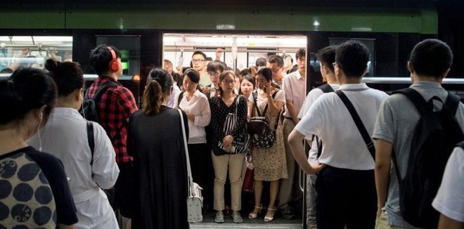 Nguoi phu nu TQ om nguoi la bat khoc vi tang ca lien tuc hinh anh 2