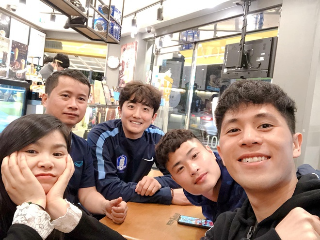 Tien Dung, Hoang Duc khoe anh duoc fan tang hoa, chao don o san bay hinh anh 7 y30.jpg