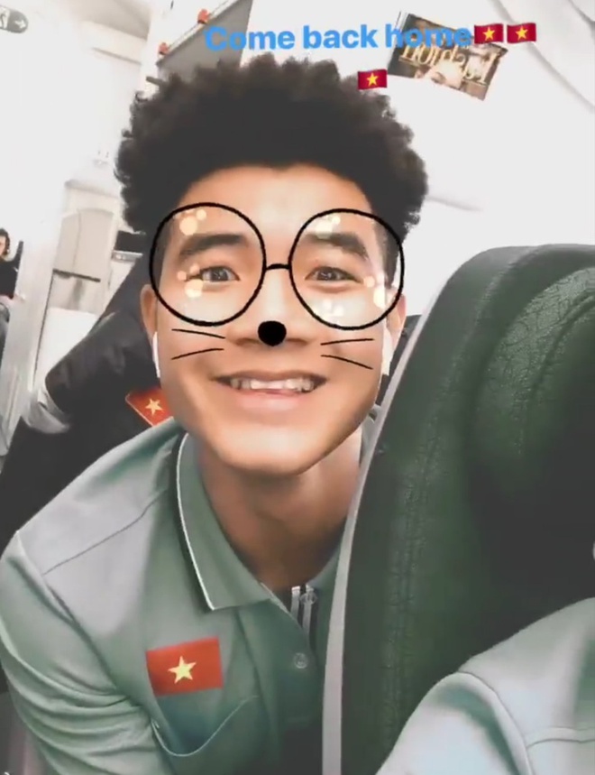 Tien Dung, Hoang Duc khoe anh duoc fan tang hoa, chao don o san bay hinh anh 2 y34.jpg