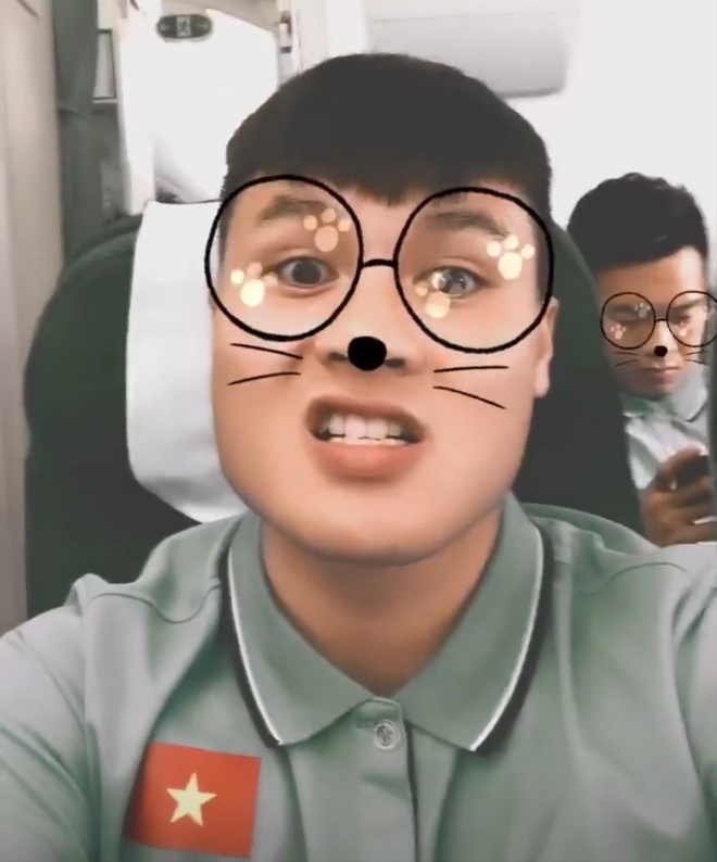 Tien Dung, Hoang Duc khoe anh duoc fan tang hoa, chao don o san bay hinh anh 5 y35.jpg