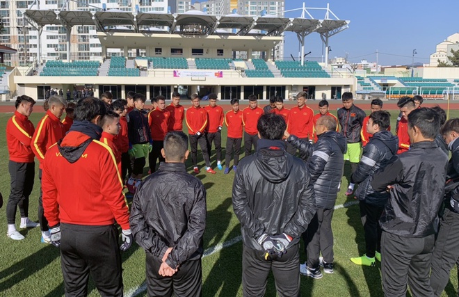 Tien Dung, Hoang Duc khoe anh duoc fan tang hoa, chao don o san bay hinh anh 1 y36.jpg