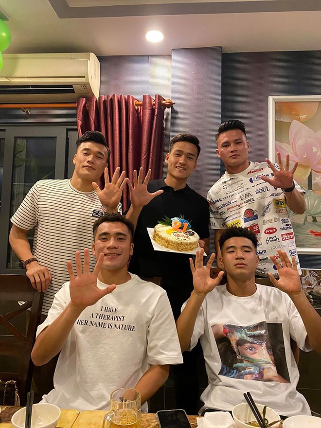 Van Lam, Hung Dung va dan cau thu don giao thua ben ban gai, gia dinh hinh anh 11 18.jpg