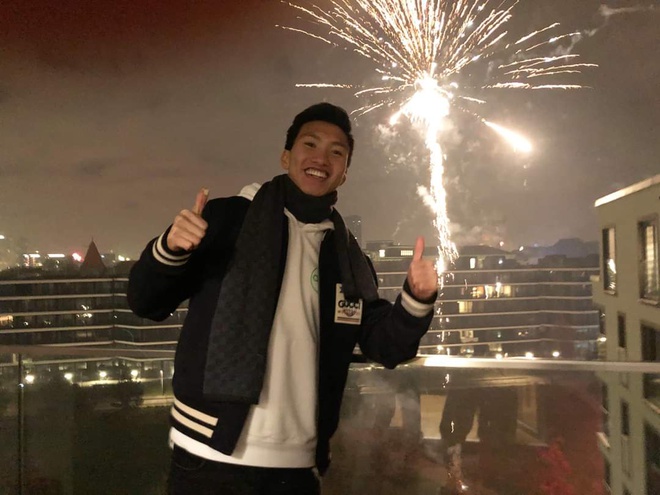 Van Lam, Hung Dung va dan cau thu don giao thua ben ban gai, gia dinh hinh anh 3 13.jpg