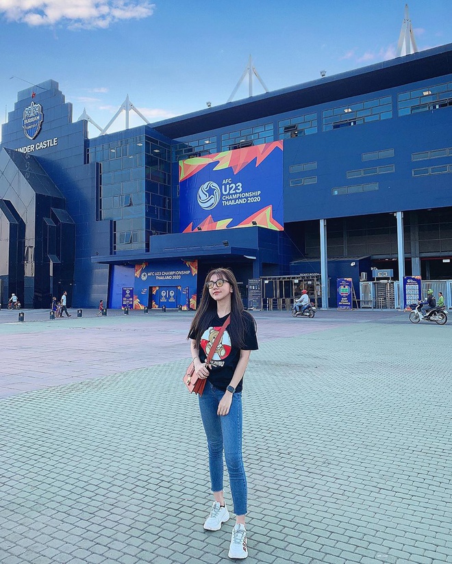 Ban gai Hoang Duc khoe anh sang Thai Lan co vu U23 Viet Nam hinh anh 1 c2.jpg