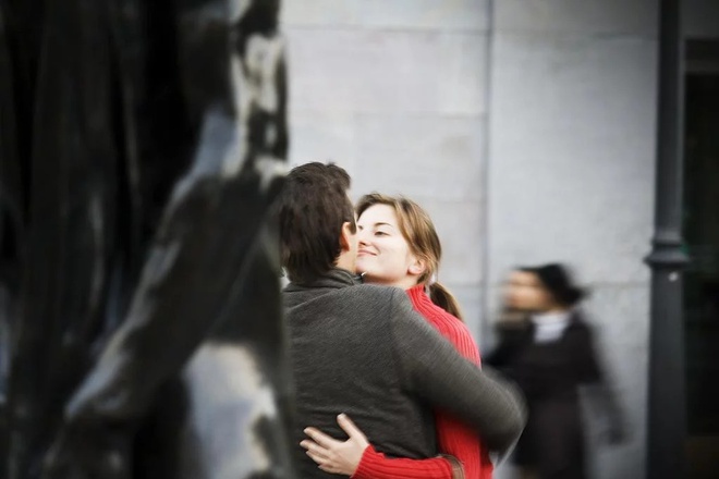 Khong the dung cham, doi yeu xa 'ngu cung nhau' qua video call hinh anh 2 n34.jpg